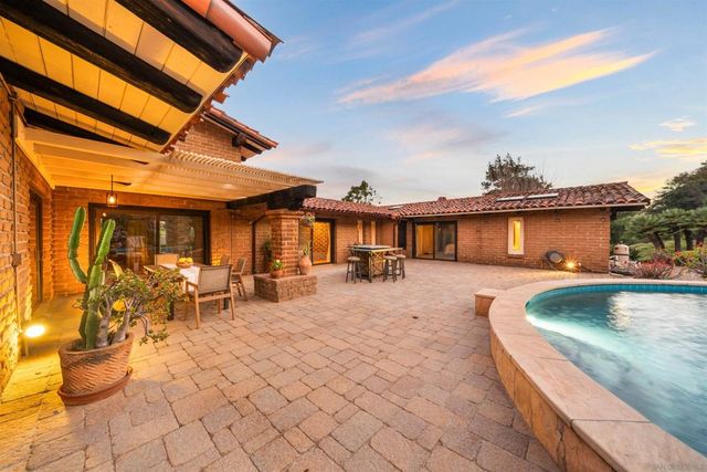 1951 Cloverdale Rd, Escondido, CA 92027