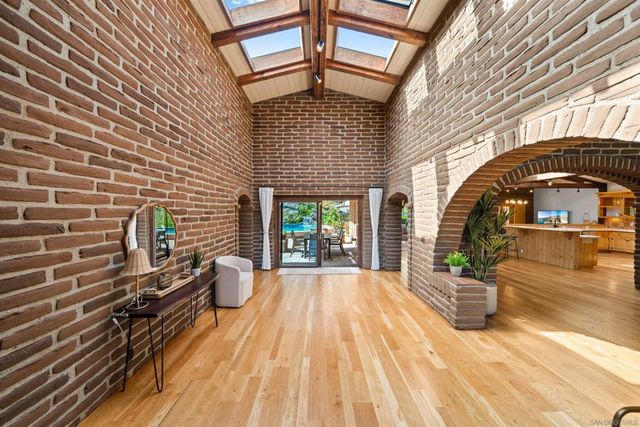 1951 Cloverdale Rd, Escondido, CA 92027