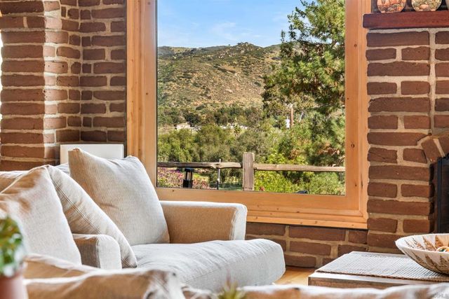 1951 Cloverdale Rd, Escondido, CA 92027