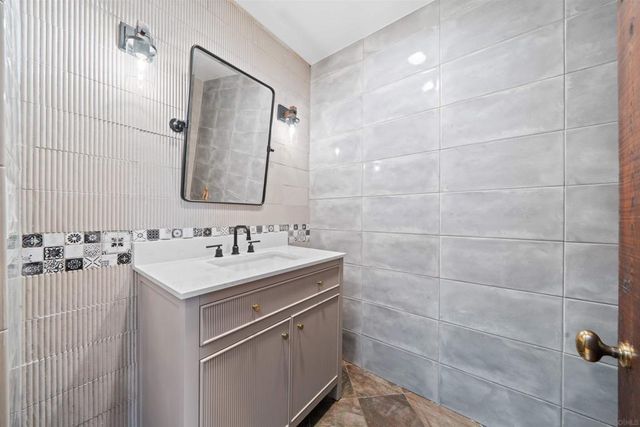 1951 Cloverdale Rd, Escondido, CA 92027