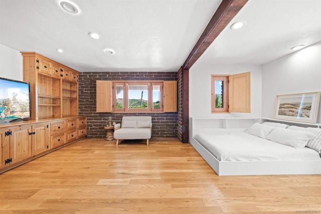 1951 Cloverdale Rd, Escondido, CA 92027