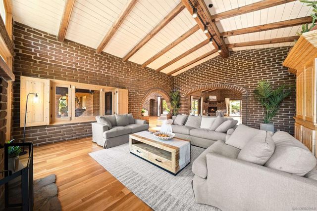 1951 Cloverdale Rd, Escondido, CA 92027