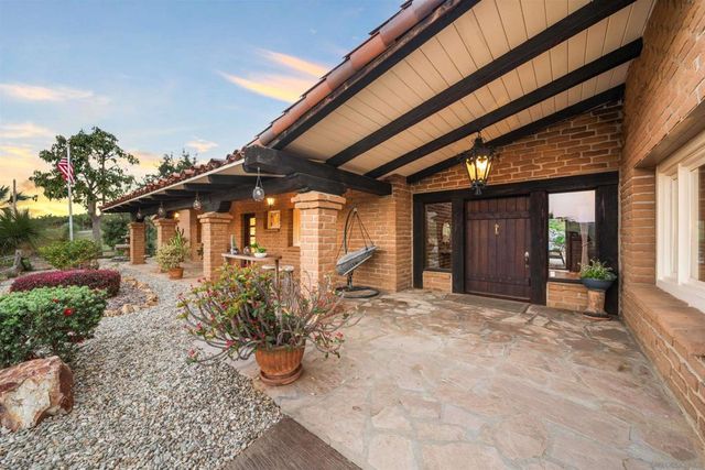 1951 Cloverdale Rd, Escondido, CA 92027