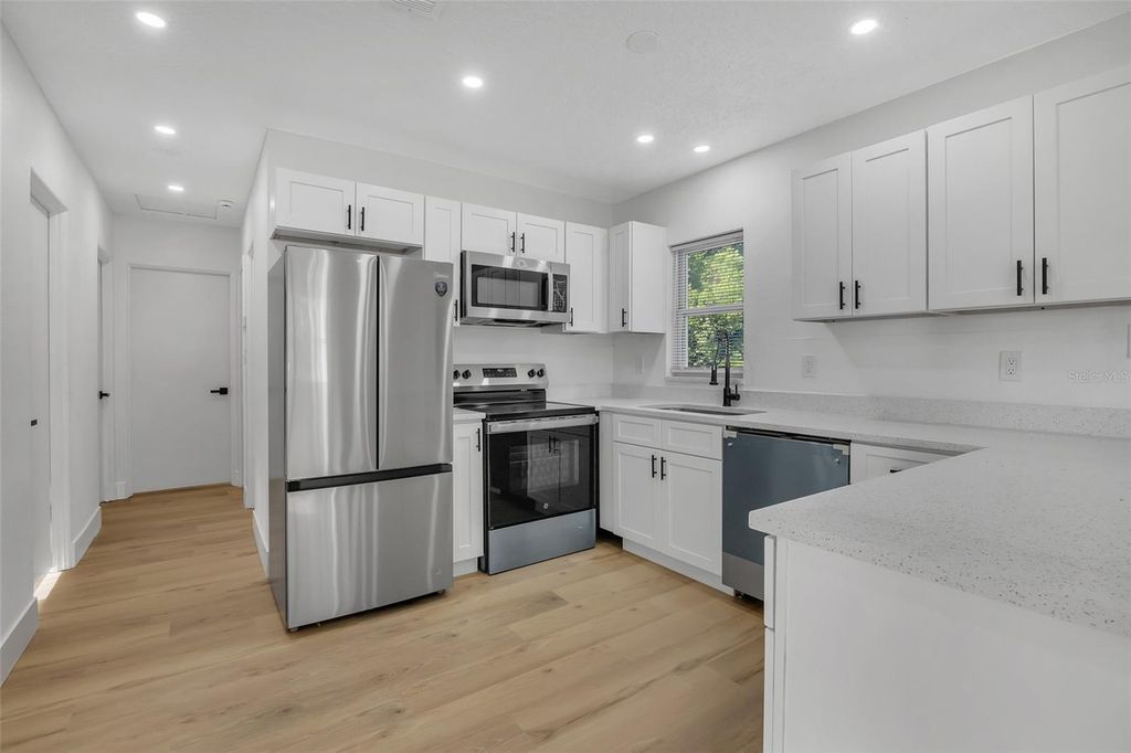 Image 5 of property listing at 6108 BEAR LAKE TERRACE, Apopka, FL 32703