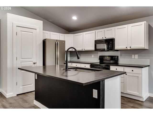 5854 AVALON St, Eugene, OR 97402