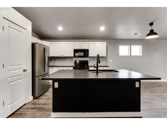 5854 AVALON St, Eugene, OR 97402