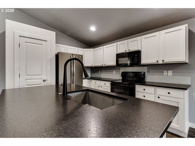 5854 AVALON St, Eugene, OR 97402