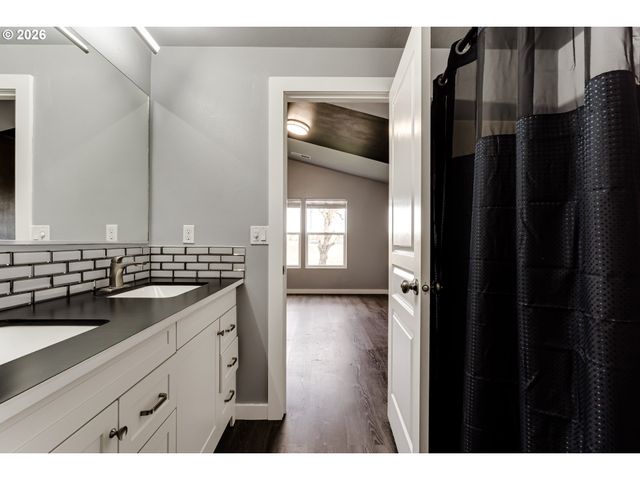 5854 AVALON St, Eugene, OR 97402