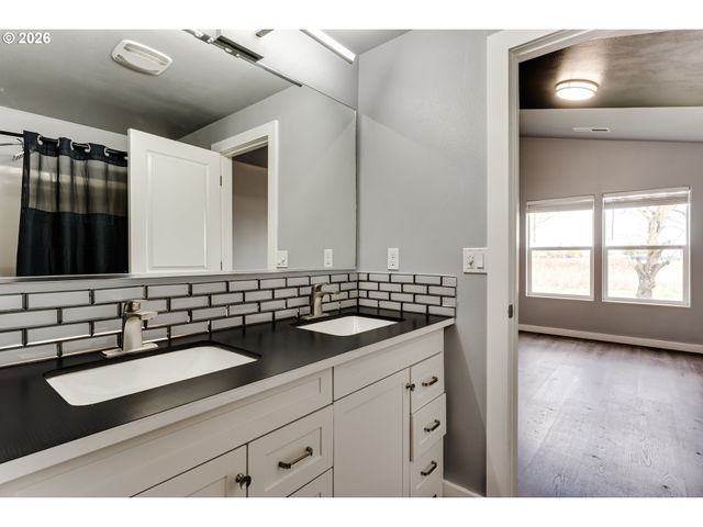 5854 AVALON St, Eugene, OR 97402