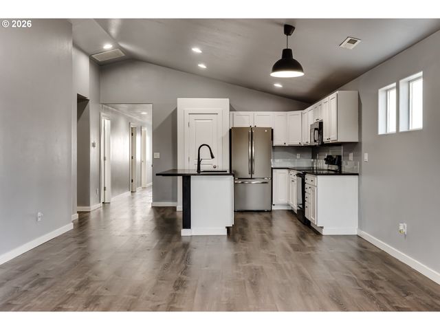 5854 AVALON St, Eugene, OR 97402