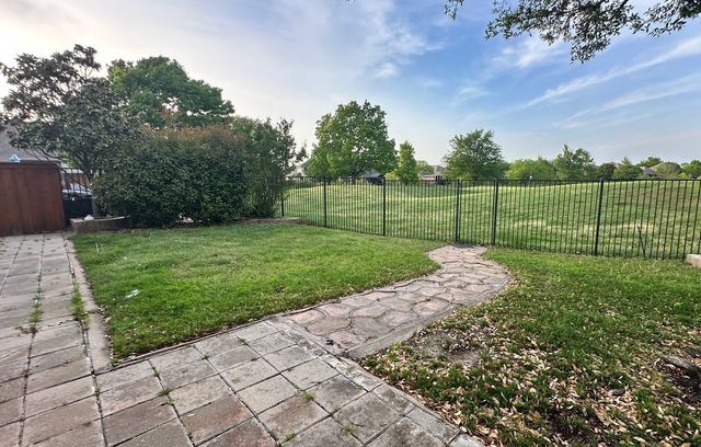 8905 Edinburgh Lane, Rowlett, TX 75089