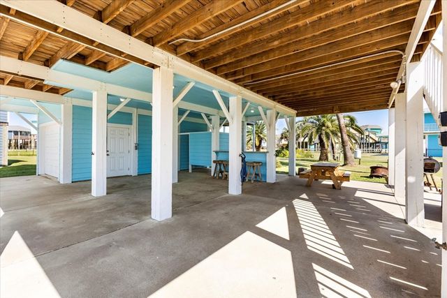 3240 Castle Drive, Crystal Beach, TX 77650