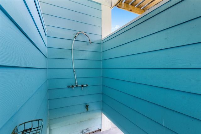 3240 Castle Drive, Crystal Beach, TX 77650