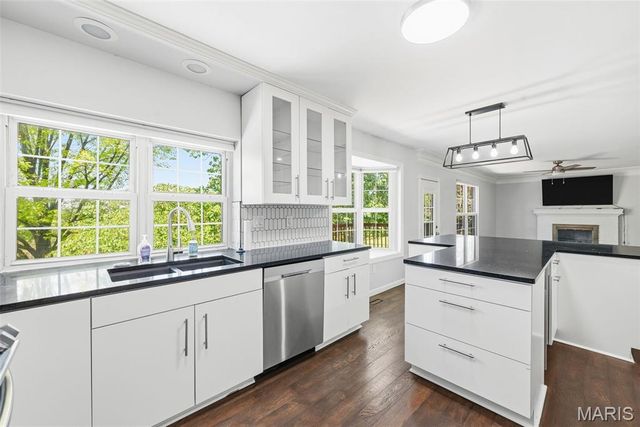 557 May Valley Drive, Fenton, MO 63026