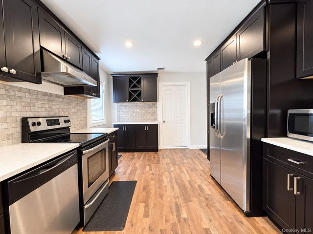 2 Teton Place, Lake Grove, NY 11755