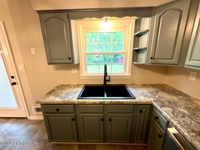 7307 Ticonderoga Dr, Louisville, KY 40214