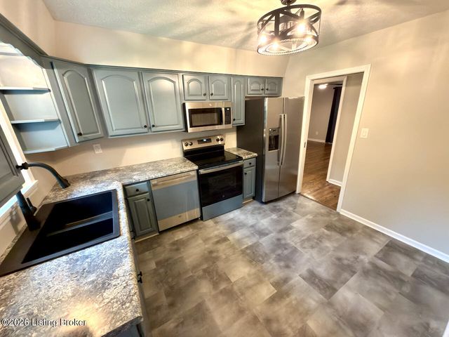 7307 Ticonderoga Dr, Louisville, KY 40214