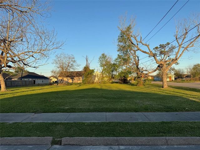 402 N 6th Street, La Porte, TX 77571