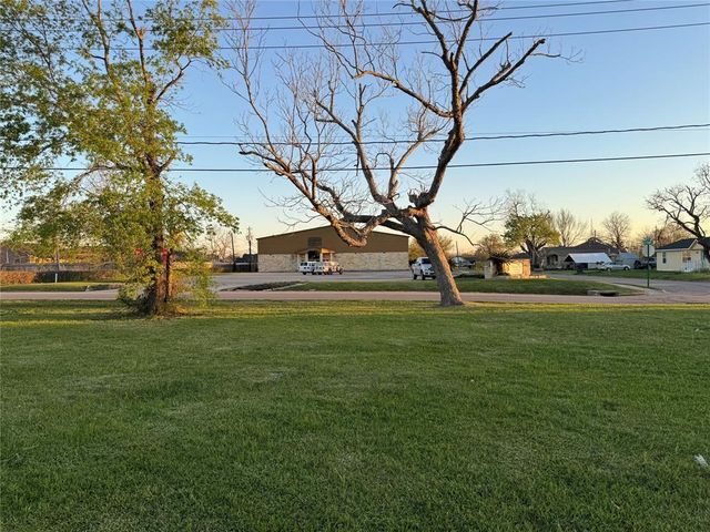 402 N 6th Street, La Porte, TX 77571