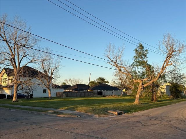 402 N 6th Street, La Porte, TX 77571