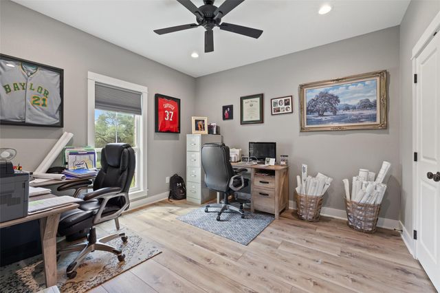 210 Levon LN, Burnet, TX 78611