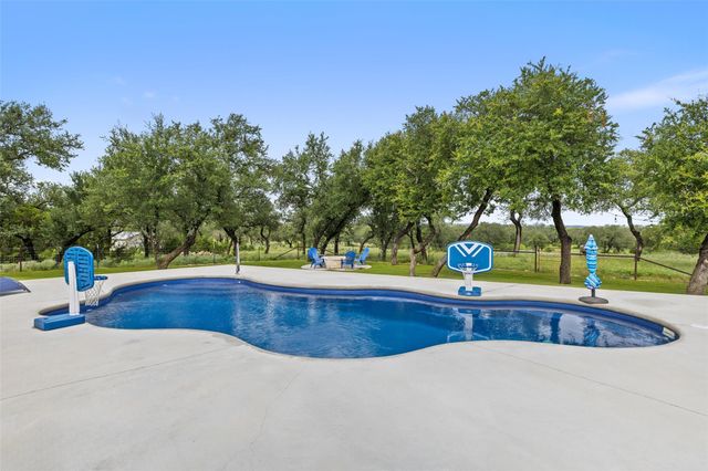 210 Levon LN, Burnet, TX 78611