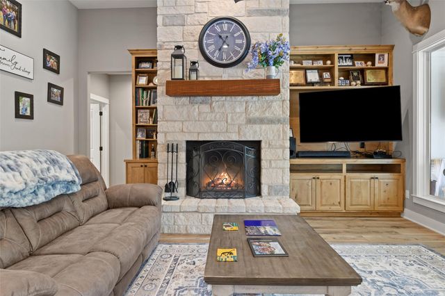 210 Levon LN, Burnet, TX 78611