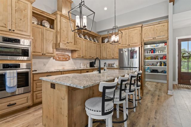 210 Levon LN, Burnet, TX 78611