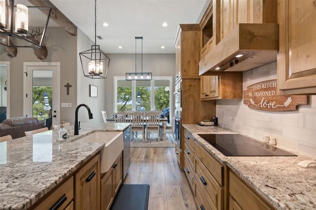 210 Levon LN, Burnet, TX 78611