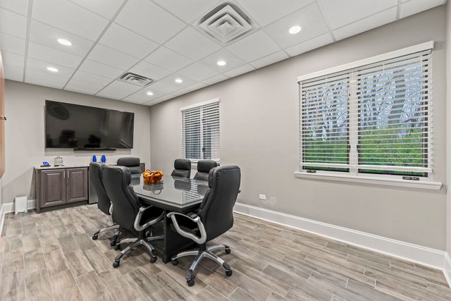 850 S Mchenry Avenue B, Crystal Lake, IL 60014