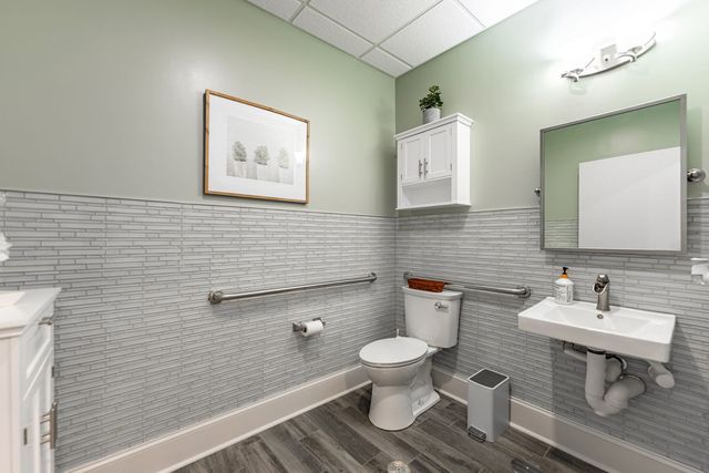 850 S Mchenry Avenue B, Crystal Lake, IL 60014