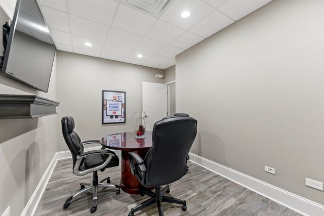 850 S Mchenry Avenue B, Crystal Lake, IL 60014