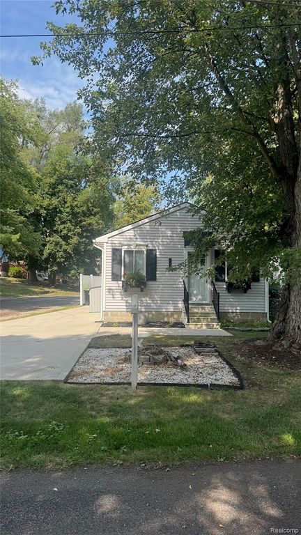 132 Maudlin Street, Novi, MI 48377