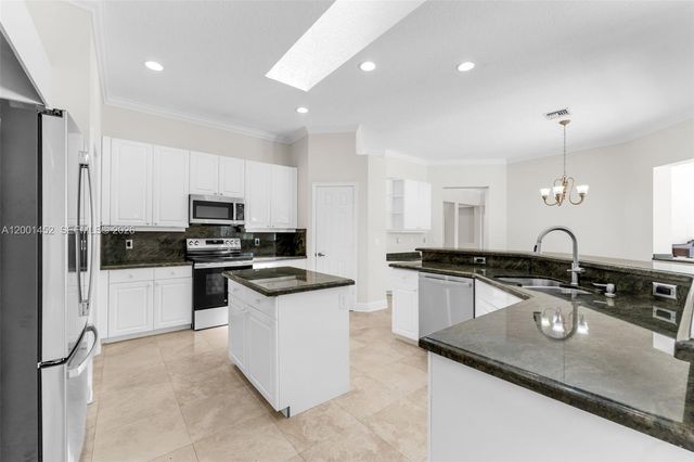 2625 Fairways Dr, Homestead, FL 33035