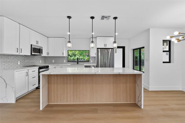 175 NE 159th St, Miami, FL 33162