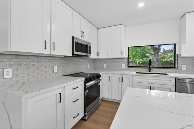 175 NE 159th St, Miami, FL 33162