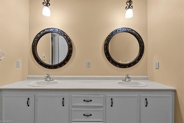 1055 Foothills Drive, Kernersville, NC 27284