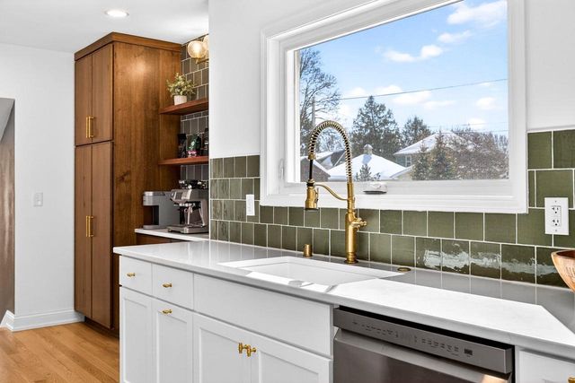 433 E PARKWAY BOULEVARD, Appleton, WI 54911