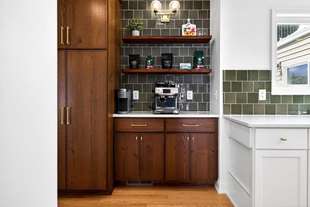 433 E PARKWAY BOULEVARD, Appleton, WI 54911