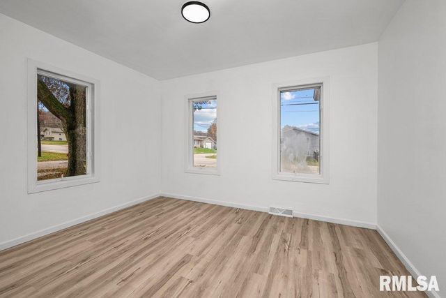 242 12TH Street, Rapids City, IL 61278