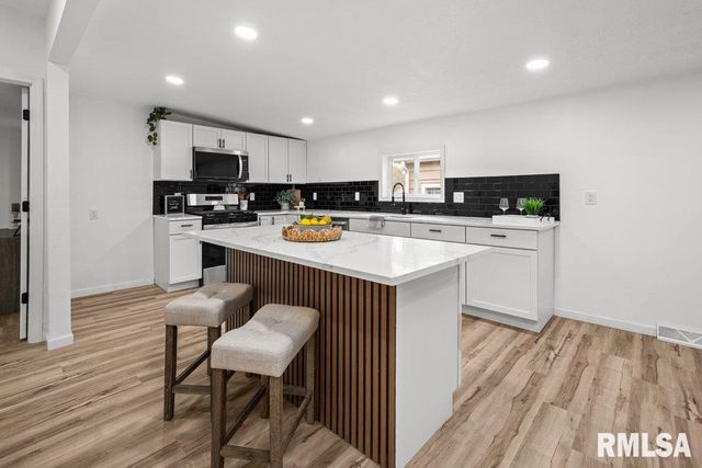 242 12TH Street, Rapids City, IL 61278