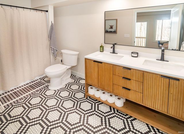 6211 Pfafflin Lake Boulevard, Newburgh, IN 47630