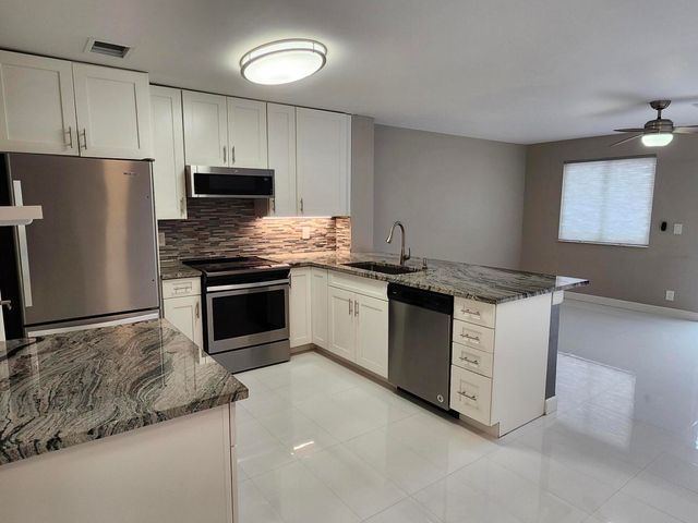 1919 Discovery Circle E, Deerfield Beach, FL 33442