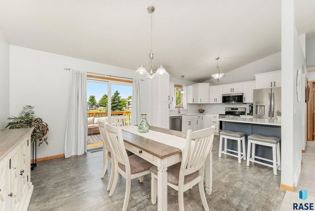 605 Honeysuckle Dr, Harrisburg, SD 57032