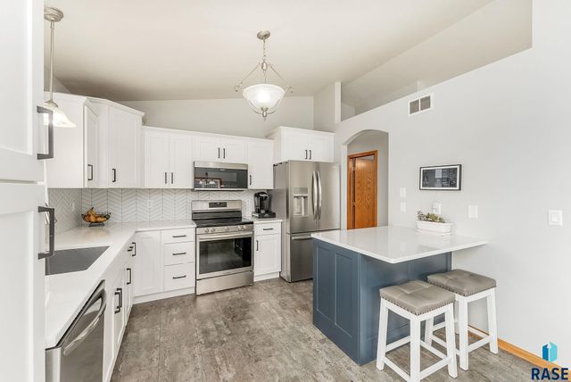 605 Honeysuckle Dr, Harrisburg, SD 57032