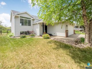 605 Honeysuckle Dr, Harrisburg, SD 57032