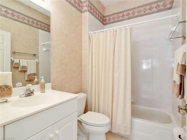 693 Vintage Reserve CIR # 16C, Naples, FL 34119