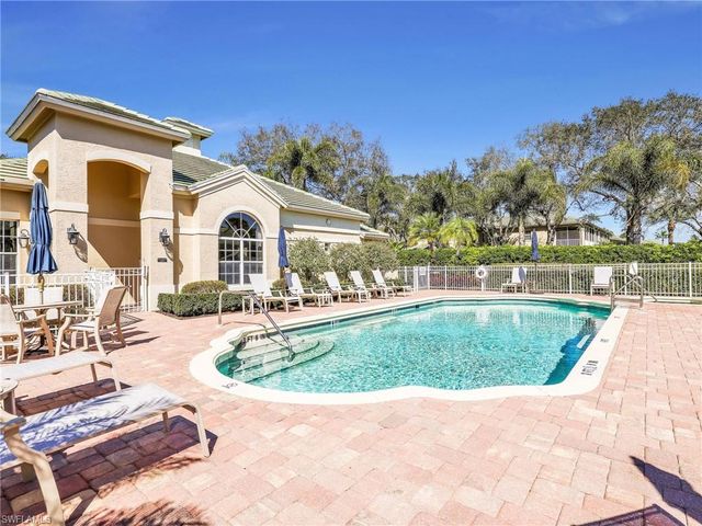 693 Vintage Reserve CIR # 16C, Naples, FL 34119