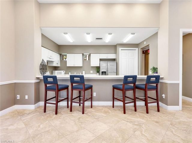 693 Vintage Reserve CIR # 16C, Naples, FL 34119