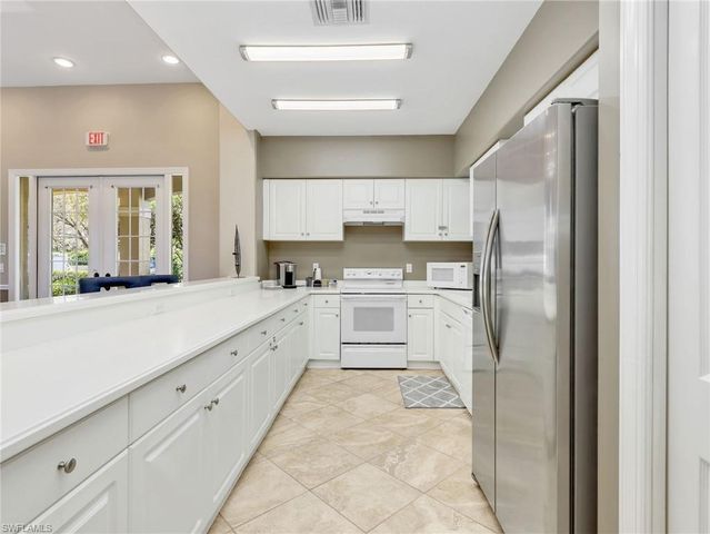 693 Vintage Reserve CIR # 16C, Naples, FL 34119